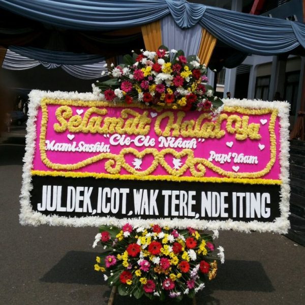 Bunga papan happy wedding hw1030